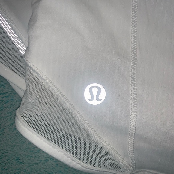 white lululemon short! hotty hot shorts, brand new - Picture 3 of 4